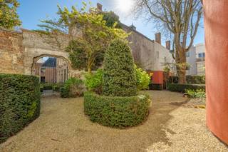 Exceptional property, an architectural ensemble – This remarkable property is situated in the heart of Antwerp’s city centre, tucked away on a...