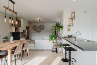 Instapklaar en stijlvol appartement op topligging in het centrum van Kuurne (Kerkstraat), gelegen op de eerste verdieping van een...