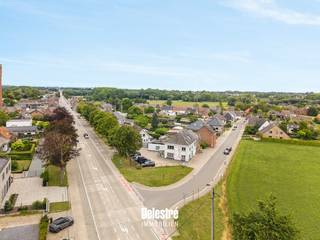 Deze solide eigendom is gelegen op een perceel van 454 m² aan de drukke Gentsesteenweg, op een uitstekend gelegen hoekperceel nabij...