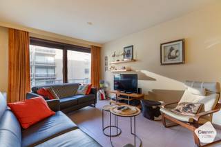 Dit <strong>instapklare</strong> appartement met twee slaapkamers is ideaal gelegen in <strong>het hart van Nieuwpoort-Bad</strong>, op een boogscheut van de befaamde Gouden Schildpad en de winkelstraat.<br />Dankzij deze <strong>topligging</strong> bevinden winkels, horeca, strand en openbaar vervoer zich allemaal op wandelafstand, wat zorgt voor maximaal comfort en vakantiegevoel.<br /><br />Bij deze verkoop krijgt u de unieke kans om <strong>het volledige totaalpakket</strong> aan te kopen:<br />het appartement zelf, een berging, een staanplaats én een garagebox.<br />Een absolute meerwaarde aan de kust, zowel voor eigen gebruik als investering.<br /><br />De indeling van het appartement is als volgt:
<ul>
	<li>Inkomhal;</li>
	<li>Open, <strong>volledig ingerichte </strong>keuken;</li>
	<li>Gezellige leefruimte met schuifraam naar het terras;</li>
	<li>Terras met <strong>zicht op de schildpad van Jan Fabre</strong>;</li>
	<li>Berging op het appartement met aansluiting voor wasmachine;</li>
	<li>Apart toilet;</li>
	<li>Badkamer met wastafel en douche in bad;</li>
	<li>Twee <strong>volwaardige</strong> <strong>slaapkamers</strong> met dubbel bed en muurkasten;</li>
</ul>
Extra troeven:

<ul>
	<li><strong>Gunstig EPC - label B</strong></li>
	<li>Ruime berging op het verdiep aan te kopen (€ 5.000,00);</li>
	<li>Mogelijkheid tot aankoop staanplaats in het gebouw (€ 45.000,00);</li>
	<li>Mogelijkheid tot aankoop van nabij gelegen, zeer ruime, garagebox (€ 70.000,00);</li>
</ul>
Aarzel niet en contacteer ons voor een plaatsbezoek.