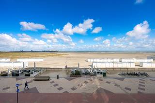 Geniet van een adembenemend uitzicht op zee vanuit dit hoekappartement.<br />Met directe toegang tot het strand en op loopafstand van winkels, restaurants.<br /><br />Indeling van het appartement: inkomhal, living met prachtig zicht op de zee, afzonderlijke uitgeruste keuken, 2 ruime slaapkamers en een moderne badkamer met een ruime douchecel.<br />Privatieve kelderkast in de kelderverdieping.<br /><br />Momenteel verhuurd op jaarbasis voor één jaar.<br />Mogelijkheid tot aankoop van een garagebox in dezelfde straat.<br /><br />Info en bezoek bel Andries De Leyn 0472 53 66 09