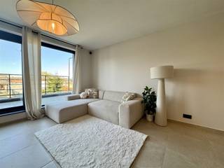 <p>Dit modern en energiezuinig appartement bevindt zich op wandelafstand van het centrum, nabij scholen, winkels en het station. Het appartement beschikt over een lichtrijke woonkamer met open, volledig uitgeruste keuken en aansluitend een gezellig terras. Verder is er één volwaardige slaapkamer, een badkamer met inloopdouche, een praktische berging en een apart toilet. Alles werd afgewerkt met luxueuze en kwalitatieve materialen, wat zorgt voor een stijlvolle en duurzame uitstraling.</p><p>Extra troeven zijn de vloerverwarming, de twee zonnepanelen en de steeds vlotte parkeermogelijkheid in de straat.</p><p>Het appartement wordt verhuurd verkocht aan een maandelijkse huurprijs van net geen € 1.000, wat zorgt voor een onmiddellijke en stabiele opbrengst. Een interessante en zorgeloze investering op een topligging.</p>