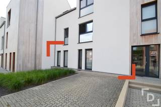 <p><span>In een rustige zijstraat van de Duinkerkestraat, Werf, vinden we dit recente (2017) en energiezuinige appartement terug. In de nabije omgeving bevinden zich op wandelafstand alle nodige voorzieningen, zoals: kleinhandel, grootwarenhuizen (Colruyt op 100m), scholen, openbaar vervoer, enz.</span></p><p><span> </span></p><p><span>Het appartement zelf maakt deel uit van Residentie Aureus en bevindt zich op de gelijkvloerse verdieping. Aan de voorzijde van het gebouw is een private autostaanplaats inbegrepen. Verderop is er nog voldoende parkeermogelijkheid. </span></p><p><span> </span></p><p><span>We betreden het appartement via de inkomhal die leidt naar de lichtrijke en ruime woonkamer met open keuken. Deze is volledig uitgerust met een dubbele spoelbak, een vaatwas, een heteluchtoven, een koelkast met vriesvak en een keramische kookplaat met dampkap. Verder is hier nog een koele berging voorzien met aansluiting voor een wasmachine, droogkast of extra diepvries. De grote schuiframen in de woonkamer geven uit op het zuidgerichte terras met een mooi uitzicht. Een betonnen trap leidt nog naar beneden waar zich een uiterst aangename tuin schuilhoudt. </span></p><p><span> </span></p><p><span>Terug binnen treffen we eerst de moderne badkamer aan. Deze is voorzien van een inloopdouche, een handdoekenrek, een dubbele wastafel in meubel en extra linnenkast. Verder bevinden zich nog het aparte toilet en de beide slaapkamers (307*294 & 413*277). Alle meubels die op de foto's te zien zijn kunnen rechtstreeks aan de eigenaar worden overgekocht. </span></p><p><span> </span></p><p><span>Het appartement beschikt verder nog over een ventilatiesysteem en wordt verwarmd via een condensatieketel op gas. De gemeenschappelijke kosten worden nog begroot en zullen deel uitmaken van een jaarlijkse afrekening.</span></p><p><span> </span></p><p><span>TROEVEN:</span></p><p><span>- </span><span>Recent en energiezuinig</span></p><p><span>- Terras en tuin</span></p><p><span>- Inbegrepen autostaanplaats voor de deur</span></p><p><span> </span></p><p><span>Bent u geïnteresseerd in dit moderne appartement? Aarzel dan niet en contacteer ons op 057 69 99 70 of via info@whitehouse.immo!</span></p>