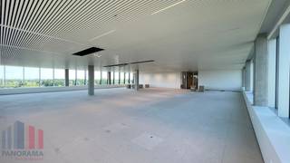 <strong>Instapklaar</strong> en hoogwaardig kantoor van <strong>457 m²</strong> gelegen op de vierde verdieping van het moderne kantoorgebouw <strong>“Square One”</strong> te Geel.<br />Dankzij de uitstekende ligging nabij de<strong> E313</strong> Antwerpen – Hasselt geniet uw onderneming van een vlotte verbinding richting Antwerpen, Leuven, Hasselt en de volledige Kempenregio. Ook het centrum van Geel bevindt zich op slechts enkele minuten rijden. Deze strategische locatie garandeert een optimale bereikbaarheid voor zowel medewerkers, klanten als bezoekers.<br /><br />De kantoorruimte straalt professionaliteit uit en biedt tegelijk een bijzonder aangename werkomgeving. De <strong>grote raampartijen</strong> zorgen voor een overvloed aan natuurlijk daglicht en bieden een rustgevend uitzicht op het <strong>omliggende groen</strong>. De moderne glazen kantoorwanden creëren een open en lichtrijk gevoel en versterken de dynamische uitstraling. Deze kantoorruimte strekt zich uit over een <strong>halve verdieping</strong> en biedt toegang tot een <strong>polyvalente ruimte</strong> op de eerste verdieping, perfect voor meetings, presentaties en diverse teamactiviteiten. Bovendien is het kantoor kwalitatief afgewerkt en uitgerust met onder andere dubbele beglazing.<br /><br />De stijlvolle inkomhal met <strong>twee liften</strong> zorgt meteen voor een professionele eerste indruk. Daarnaast beschikt de site over een gezellige gemeenschappelijke eet- en ontspanningsruimte waar medewerkers comfortabel kunnen lunchen, informeel vergaderen of klanten ontvangen in een aangename setting.<br /><br />Een <strong>sterke troef</strong> van dit kantoor is het uitstekende energieprestatiecertificaat (<strong>EPC A</strong>), wat garant staat voor een energiezuinige werkomgeving en lagere exploitatiekosten.<br /><br />Een absolute troef van Square One is de groene en ontspannende werkomgeving. Op de site bevinden zich een ruim aangelegde<strong> tuin</strong> en verschillende zonnige <strong>terrassen</strong> waar medewerkers kunnen genieten van een pauze in alle rust of kunnen overleggen in openlucht. Deze combinatie van moderne architectuur en groene buitenruimte zorgt voor een unieke werkbeleving.<br /><br />Er zijn <strong>18 parkeerplaatsen</strong> beschikbaar en er is mogelijkheid tot <strong>laadpalen</strong> voor elektrische voertuigen. Bovendien is het gebouw uitgerust met<strong> zonnepanelen</strong>, wat bijdraagt aan een duurzame en energie-efficiënte werkomgeving. Het kantoor is <strong>onmiddellijk beschikbaar!</strong><br /><br />Contacteer <strong>PANORAMA B2B</strong> voor bijkomende inlichtingen of een vrijblijvend plaatsbezoek bezoek: <strong>011.220.500</strong>