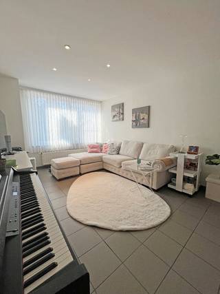 Verzorgd appartement met 2 slaapkamers in op de Markt van Pittem.We komen het appartement binnen via de inkomhal die toegang geeft tot alle ruimtes...