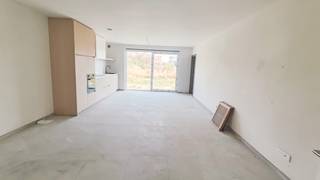 Op de grens van Roeselare en Hooglede, in de Simonne Brugghestraat, staan deze halfopen en gesloten nieuwbouwwoningen in een rustige en kindvriendelijke buurt. Ze charmeren met hun unieke nieuwbouwstijl, waarbij een goede bereikbaarheid en een groene omgeving perfect samenkomen. Je kunt gemakkelijk de autosnelweg nemen of het openbaar vervoer gebruiken. Bovendien geniet je van de nabijheid van ziekenhuizen, scholen, winkels en diverse recreatiemogelijkheden, waardoor het een ideale woonplek is voor zowel jong als oud.<br /><br /><strong>Troeven van deze woningen:</strong>
<ul>
	<li>Instapklare, energiezuinige woning;</li>
	<li>Vloerverwarming op het gelijkvloers in combinatie met het warmtenet;</li>
	<li>3 ruime slaapkamers;</li>
	<li>Badkamer uitgerust met een inloopdouche, bad en dubbel lavabomeubel;</li>
	<li>Ruime inpandige garage met automatische sectionaalpoort;</li>
	<li>Vanuit de garage is er toegang tot de aangelegde tuin;</li>
</ul>
Wil je meer informatie? Neem dan nu nog contact met ons op!