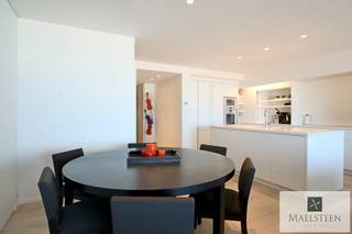 Uiterst luxueus appartement met een heerlijk frontaal zeezicht gelegen op het gekende Rubensplein in Knokke-Heist, een bruisende plek met veel...