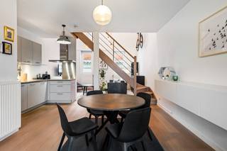 Dit super tof, instapklaar duplex-appartement bevindt zich in de universiteitsbuurt, pal in het hartje van historisch Antwerpen. Een ideale plek om te genieten van het bruisende stadsleven! U komt het duplex-appartement binnen via een inkomhal met gastentoilet, die meteen toegang biedt tot de ruime woonkamer met open keuken. De leefruimte is voorzien van een mooie parketvloer en kan genieten van flink wat inval van daglicht dankzij ramen aan zowel de voor- als achterzijde. Een open trap in de leefruimte leidt naar de vide, dewelke werd ingericht als slaapkamer. Op de bovenverdieping is verder nog een nette badkamer met douche, toilet en wastafel met meubel aanwezig. Verder beschikt het appartement nog over een tof, overdekt terras aan de achterzijde van het gebouw. Op het gelijkvloers heeft het appartementsgebouw nog een praktische, gemeenschappelijke fietsenberging. Verder hoort er bij het appartement nog een privatieve berging in de kelderverdieping, waar verder ook nog een gemeenschappelijke ruimte is met de meters voor gas en elektriciteit. Er is geen lift aanwezig in het gebouw. - Gem. kosten: €10/maand.