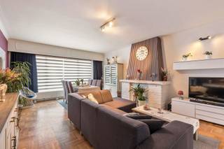 <p><span>Op wandelafstand van het bruisende hart van Tessenderlo bevindt zich deze deels gerenoveerde woning met tal van mogelijkheden.</span></p><p><span>Een ideale opportuniteit voor starters, jonge gezinnen of investeerders die op zoek zijn naar een woning met potentieel op een topligging!</span></p><p><span> </span></p><p><span>Bij het betreden van de woning kom je in de inkomhal die toegang biedt tot de gezellige leefruimte. Aansluitend bevindt zich de vernieuwde keuken (2025), uitgerust met moderne kasten en toestellen. Een aangename plek om te koken en te genieten. Verder vind je op het gelijkvloers een praktische wasplaats met toilet en lavabo.</span></p><p><span>Op de eerste verdieping leidt de nachthal naar twee volwaardige slaapkamers en een vernieuwde badkamer voorzien van toilet, douche &amp; dubbele lavabo.</span></p><p><span>Via een vaste trap bereik je de tweede verdieping. Deze ruimte dient verder afgewerkt te worden, maar biedt mooie uitbreidingsmogelijkheden: extra slaapkamers, hobbyruimte of bureau? Hier kan je jouw woonwensen volledig realiseren!</span></p><p><span> </span></p><p><span>Extra info: CV op aardgas, grotendeels dubbele beglazing, aanwezigheid van kelder, voldoende parkeermogelijkheden in de omgeving.</span></p><p><span>Volgens het huidige EPC kan het energielabel verbeterd worden naar C mits plaatsing van dakisolatie!!</span></p><p><span> </span></p><p><span>Kortom, een woning met potentieel én een uitstekende ligging. Breng snel een bezoek voor het te laat is! Kenneth (kenneth.pollet@vastgoedhuys.be) 0472/03 25 88 of Melissa (melissa.cardaci@vastgoedhuys.be) 0486/54 71 80.</span></p>