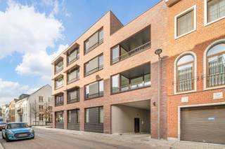 Groen wonen in het hart van Tienen<br />In woonbuurt Dony woon je rustig en groen, midden in het centrum van Tienen. Dit lichtrijke appartement op het gelijkvloers combineert comfort, ruimte en een aangename buitenruimte in een karaktervolle, groene omgeving.<br /><br />Het appartement beschikt over 2 slaapkamers, een bewoonbare oppervlakte van 98 m². Dit appartement is een kijkappartement dus is helemaal afgewerkt. <br /><br /><br />Dony is een stijlvolle nieuwe stadsbuurt met veel aandacht voor groen, rust en een aangename leefomgeving, vlak bij alle voorzieningen van Tienen.<br /><br />Sommige appartementen komen in aanmerking voor het verlaagde btw-tarief van 6%. Benieuwd dewelke? Vraag meer info bij de sales consultant.
