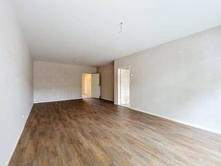 Indeling:<br />- inkomhal<br />- open leef- en eetkamer<br />- keuken<br />- berging met aansluiting wasmachine en droogkast<br />- badkamer met bad en badkamermeubel met lavabo<br />- apart toilet<br />- slaapkamer 1<br />- slaapkamer 2<br />- terras aan de achterzijde<br /><br />Extra troeven:<br />- gunstig EPC label B<br />- terras<br />- lage gemeenschappelijke kosten incl. water<br />- goede mobiscore: 8,7/10<br />- rustige buurt<br /><br />Optie tot het huren van een garagebox aan 100 euro per maand.<br /><br />Beschikbaar per 01/09/2026.<br /><br />De gemeenschappelijke kosten bedragen 105 euro per maand voor de kosten van de gemene delen, .<br /><br />Bent u geïnteresseerd in deze woning te huur in Wilrijk?<br />Aarzel dan niet om een bezoekaanvraag in te dienen via onze website via de daar voorziene rode balk.<br /><br />Wenst u uw eigendom ook te koop of te huur te stellen? We helpen u graag verder. Steeds tot uw dienst om u verder te helpen met al uw vragen over vastgoed.