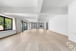 Appartement met een bewoonbare opp. van ca 300m² en garage op toplocatie te koop in centrum IeperIn de Schotlandstraat, aansluitend aan de Leet van Ieper, vinden we residentie 'Leet en Loft'.Dit appartement geniet van een royale bewoonbare oppervlakte van maar liefst 299m² die zich strekt over de gehele tweede verdieping, een zeer centrale locatie en een eigen garage.Indeling:GLV: Garage - bergruimteV+2: Inkom - leefruimte met parketvloer - keuken voorzien van frigo met vriesvak, microgolf, heteluchtoven, keramisch kookblad en vaatwas - wasruimte - hal - 2 slaapkamers, elk voorzien met hun eigen badkamer met douche - 2 aparte toiletten - bergruimteExtra's:* EPC: B* CV op gas met vloerverwarming en radiatoren* Toplocatie* Zeer ruime bewoonbare oppervlakte* Ventilatiesysteem: C