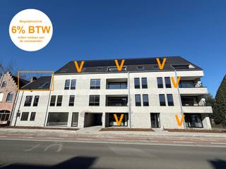 <strong>**OPENDEURDAG op woensdag 8 april 2026 van 15h - 17h!!**</strong><br /> <br />Dit energiezuinige, moderne nieuwbouwproject omvat 14 lichtrijke &amp; ruime doorloopappartementen met elk een eigen zonneterras/tuin en 1, 2 of 3 slaapkamers.<br />De oppervlaktes v/d appartementen variëren tussen 70m² en 97m².<br />Op het gelijkvloers bevindt zich ook een handelsruimte met maximale visibiliteit (= grote etalage).<br />Achterliggend bevinden zich 20 parkeerplaatsen.<br />Dit woonproject bevindt zich op een <strong>TOPLOCATIE te St-Andries</strong>, nl. op wandelafstand van alle faciliteiten (o.a. winkels, openbaar vervoer, invalswegen, scholen, Brugge centrum, Tilleghem bos, Koude Keuken...).<br /><br /><strong>*Appartement 2.01*</strong> is een lichtovergoten appartement (2°V) met 1 slaapkamer en tof terras achteraan.<br />Oppervlakte: 70m<sup>2</sup>.<br />Comfortabele indeling: inkomhal, open keuken, ruime leefruimte met groot schuifraam naar het zonneterras, slaapkamer, badkamer, afz. toilet en berging/wasplaats.<br />Het appartement kan afgewerkt worden naar uw smaak! Badkamer, keuken, vloeren... kunnen door de klant gekozen worden.<br /><br />Aan de achterzijde van het gebouw bevinden zich 20 staanplaatsen.<br />Elk appartement dient een staanplaats aan te kopen.<br />Tevens is er ook een fietsenstalling achteraan het gebouw.<br />Daarnaast kan er ook een kelderberging aangekocht worden.<br /><br />De appartementen worden uiterst energiezuinig gebouwd (E-peil 30) en voorzien van o.a.: superisolerend dubbel glas, zonnepanelen, warmtepomp, vloerverwarming, ventilatiesysteem,...<br />Er zijn ook 2 liften voorzien in het gebouw.<br /> <br />Kortom: trendy en kwalitatieve appartementen, afgewerkt op uw maat, waar u zorgeloos kan genieten! <br /><br />Prijs appartement 2.01: 315.000 EUR (excl. kosten).<br />Prijs staanplaats: 20.000 EUR (excl. kosten)<br />Prijs kelderberging: 5.000 EUR (excl. kosten)<br />Verkoop onder BTW-stelsel.<br />! Mogelijkheid tot 6% btw indien voldaan wordt aan de voorwaarden !
