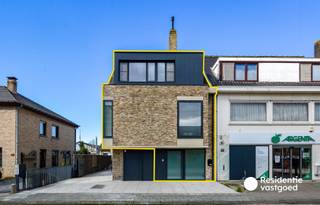 Volledig gerenoveerd appartement te huur te Bredene-dorp. Het appartement combineert comfort en hoogwaardige afwerking op een uitstekende locatie. <br /><br />Bij binnenkomst is er een praktische vestiaire. De tussenverdieping beschikt over op maat gemaakte kasten. De eerste verdieping bestaat uit een lichtrijke leefruimte met een open keuken uitgerust met alle toestellen. Verder is er een praktische berging met toegang tot het ruim terras, waar je geniet van een prachtig verzicht op velden.<br /><br />Tussen de eerste en de tweede verdieping, kan je een apart toilet terugvinden. De tweede verdieping biedt drie slaapkamers, waarvan één met een mezzanine en plafondhangmat en een andere met een dressing. De zolder is ingericht met alle technische installaties.<br /><br />Centrale verwarming op aardgas - Maandelijkse huurprijs: €1.250 - Beschikbaar vanaf 01/12/2026 - EPC 109 kWh/ (m² jaar) - label B - Ref. OU29219.<br /><br />Interesse? Plan vandaag nog jouw bezoek!