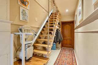 Deze leuke woning bestaat uit een inkomhal, een leefruimte met een zit- en een eetplaats, een keuken, een wasplaats, een veranda, een nachthal, 3 ruime slaapkamers met ingebouwde kasten en een badkamer. De zolder is geïsoleerd en kan afgewerkt worden naar extra kamers. De tuin is aangelegd met een terras, een grasveld en een tuinberging.<br /><br />Prima ligging nabij openbaar vervoer, sportfaciliteiten en winkels.<br /><br />Indien u deze leuke woning graag bezoekt dan kan u mij steeds bereiken via arnaut@immojanstas.be of op 0495292080.<br /><br />Bijkomende info (EPC, bodemattest, elektriciteitsattest, enz...) kan U hier downloaden ↓