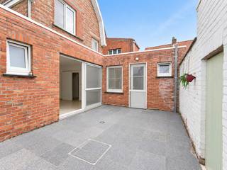 Sfeervol huis met een zonnig terras en een praktische garage (fietsenberging), en dit op een interessante locatie te Sint-Andries vlakbij het historisch stadscentrum.<br /><br />Het huis zelf werd doorheen de jaren wat vernieuwd.<br />Zo werd het dak volledig asbestvrij gemaakt en voorzien van de nodige isolatie. Ook de ramen zijn recent met hoogrendementsbeglazing en de verwarmingsketel dateert van 2017.<br />Dit resulteert in een energielabel C waardoor u zorgeloos kunt intrekken in de woning. Bovendien geniet u van een volledig conforme elektriciteitskeuring!<br /><br />Indeling:<br />Ruime inkomhal met trap, grote woonkamer met toegang naar de stadstuin waar u volop kunt genieten van de stilte en de zon. Verder nog een verzorgde keuken met annex bijkeuken/wasplaats, een badkamer met douche en toilet, en een kleine garage met extra opslagruimte, voldoende groot voor meerdere fietsen, een bakfiets, etc. … <br />Een enorme meerwaarde op deze locatie aangezien alles bereikbaar is met de fiets.<br /><br />Verder zijn er nog 2 zeer grote slaapkamers op het eerste verdiep (eventueel zelf om te vormen naar 3 slaapkamers). Verzorgde opbergzolder onder de nok.<br /><br />Meer informatie of een vrijblijvend bezoek?<br />Contacteer Sacha Vanrafelghem op GSM 0487/43.79.10.