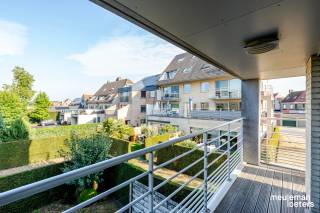Instapklaar, rustig gelegen én op wandelafstand van het centrum — dit lichtrijke driegevelappartement combineert comfortabel wonen met een uitstekende bereikbaarheid.<br /><br />In het centrum van Oostkamp, op een gegeerde en rustige locatie, vinden we dit aangename driegevelappartement uit 2008. Dankzij de vele raampartijen geniet het pand van een overvloed aan natuurlijk licht en een bijzonder aangenaam ruimtegevoel. De groene omgeving en het ruime westgerichte terras zorgen bovendien voor een heerlijke plek om te ontspannen en te genieten van de avondzon.<br /><br />Via de inkomhal, voorzien van een gastentoilet en handige ingebouwde vestiairekast, komt u in de luchtige leefruimte. De open, volledig ingerichte keuken sluit hier naadloos op aan en beschikt over een koelkast, microgolfoven, oven, dubbele spoelbak, dampkap, vaatwasmachine en keramische kookplaat.<br /><br />Het appartement beschikt over twee slaapkamers: een ruime tweepersoonskamer en een praktische eenpersoonskamer. De badkamer is uitgerust met een recent geplaatste en comfortabele inloopdouche en dubbele lavabo. Daarnaast is er een handige berging/wasplaats.<br /><br />Een belangrijke extra troef is de ondergrondse garagebox (nr. 11), aangevuld met een gemeenschappelijke fietsenberging. Een lift maakt het gebruikscomfort volledig. <br /><br />Ook energetisch zit u hier goed: het appartement beschikt over een EPC-label B (150 kWh/m²) en een conform gekeurde elektrische installatie.<br /><br />Kortom: een toplocatie voor wie comfort en bereikbaarheid wil combineren!<br /><br />Vanuit de residentie wandelt u zo naar het commerciële centrum van Oostkamp, met winkels, diensten en openbaar vervoer binnen handbereik. Tegelijk woont u hier rustig en geniet u van een groene omgeving. Ook met de wagen is de ligging bijzonder interessant, dankzij de vlotte verbinding met de E40 en E403.<br /><br />Kortom: een lichtrijk en instapklaar appartement met terras, garagebox en een uitstekende ligging — ideaal voor wie comfortabel en zorgeloos wil wonen in het centrum van Oostkamp.<br /><br />Een bezoek is absoluut de moeite waard!