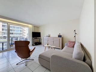 Instapklaar appartement op korte wandelafstand van zee, de winkelstraat en het openbaar vervoer van Nieuwpoort-Bad.<br />Het appartement omvat een inkomhal met apart toilet, een vernieuwde badkamer met inloopdouche en wastafel en één slaapkamer. Verder beschikt het over een lichtrijke woonkamer met open keuken en toegang tot het terras.<br />Dankzij de centrale ligging en de instapklare staat is dit appartement ideaal als tweede verblijf of als investering aan zee.