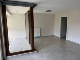 <strong>Recent (2017) appartement op de eerste verdieping, ideaal gelegen in een rustige straat, vlakbij het centrum van Bertem.</strong><br />Eerste verdieping: Inkomhal, WC, Living met open keuken en overdekt terras. Naast de keuken is er een kleine berging.<br />Slaapkamer met ingebouwde kast en uittrekbaar bed, 2de slaapkamer met ingebouwde kast en badkamer voorzien van inloopdouche en lavabo in meubel.<br />Verdieping -1: 1 autostaanplaats en ruime privé kelder.<br />Extra info: Verlichting en rolgordijnen aanwezig.