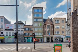 Dit perfect instapklaar en volledig gerenoveerd 2-3 slaapkamer appartement met leuk terras is gelegen in Antwerpen vlakbij het Centraal...