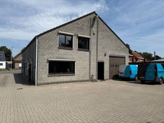 <strong>Veelzijdig commercieel pand van 422 m² en werkhuis van 200 m² met 7 parkeerplaatsen.</strong><br /><br />Bent u op zoek naar een ruim en praktisch commercieel pand op een vlot bereikbare locatie? Dan is dit veelzijdige handelspand aan Soef 42 in Balen zeker een bezoek waard.<br /><br />Met een totale oppervlakte van 422 m² biedt dit pand tal van mogelijkheden voor uiteenlopende commerciële activiteiten, zoals een showroom, atelier, magazijn, productie, opslag of een combinatie van kantoor- en werkruimte. (200 m²)<br /><br />Indeling en troeven:<br /><br />Totale oppervlakte van 422 m²<br />Achterliggende werkplaats van ongeveer 200 m²<br />Ruime commerciële ruimte<br />Volledig ingerichte keuken<br />Badkamer<br />Refter/pauzeruimte<br />3 toiletten<br />7 private parkeerplaatsen<br />EPC-label B: energiezuinig en gunstig voor uw exploitatie<br /><br />Dankzij de functionele indeling, de ruime werkplaats en de uitstekende parkeermogelijkheden is dit pand onmiddellijk beschikbaar voor diverse professionele activiteiten.<br /><br />Interesse? Neem gerust contact op voor meer informatie of plan een bezichtiging. Ontdek zelf de vele mogelijkheden die dit commercieel pand te bieden heeft.