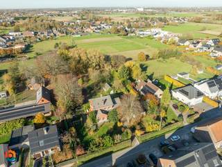 Op een fantastische locatie nabij het centrum van Westrode bevindt zich deze karaktervolle villa met 5 slaapkamers op een perceel van 3908 m². U geniet hier van een uitstekende ligging in een groene omgeving, met een schitterende bereikbaarheid vlakbij oprit a12 richting Antwerpen of Brussel.<br /><br />We betreden de woning via de inkomhal met apart gastentoilet en toegang tot de kelder. De authentieke leefruimte kan worden ingericht met een gezellige zithoek en aparte eetplaats. Aanpalend bevindt zich de keuken die mooi werd geïntegreerd in het geheel en is voorzien van de voornaamste toestellen. Via de keuken heeft u daarnaast ook toegang tot het goed georiënteerde terras en de ruime tuin. Naast de keuken betreden we de eerste slaapkamer die ook uitstekend kan dienen als bureauruimte. Via de nachthal op de eerste verdieping bereiken we 4 ruime slaapkamers en de badkamer, voorzien van een ligbad, een toilet en een lavabo. Tot slot beschikt deze woning nog over een zeer ruime zolder, die indien gewenst omgevormd kan worden tot extra slaapkamers, en een ruime, inpandige garage. In de ruime tuin met twee bijgebouwen en terras kan u steeds in alle rust en privacy genieten van het mooie weer.<br /><br />Maakt u graag een virtuele rondgang doorheen de woning? Klik dan HIER en ervaar zelf wat deze woning u te bieden heeft! <br /><br />U bent verplicht om deze woning binnen de 5 jaar na aankoop grondig energetisch te renoveren tot minimum EPC-label D.<br /><br />Dit is een fantastische opportuniteit als u op zoek bent naar een ruime woning met 5 slaapkamers en ongelooflijk veel potentieel op een schitterende locatie te Meise. Contacteer ons op het nummer +32 479/47.09.61 voor meer informatie of via info@boonstravastgoed.be<br /><br />Bijzonderheden: <br />- Uitstekende ligging<br />- 5 slaapkamers<br />- Perceel van 3908 m²