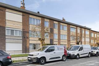 Layout: - entrance hall - separate toilet - bright living room - kitchen - bedroom 1- bedroom 2 - room 3 (options: dressing, desk or storage) - bathroom with bath and sink Advantages:- to renovate to your own taste- many options - small-scale building - good Mobiscore Garage required to purchase (30,000 euro)Are you interested in this apartment for sale in Wilrijk? Don't hesitate to contact us. Do you also want to sell or rent your property? We are happy to help you out. Always at your service to help you with all your questions about real estate!