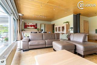 <p>In een rustige en gegeerde residentiële wijk van Vrasene vindt u deze uitstekend onderhouden villa, waar ruimte, comfort en energiezuinigheid harmonieus samenkomen. Dankzij de royale leefruimtes, kwalitatieve afwerking en uitstekende ligging vormt deze woning de ideale thuisbasis voor wie op zoek is naar comfortabel wonen in een groene omgeving.<br /><br />De ruime inkomhal leidt u naar de lichtrijke leefruimte van ca. 50 m², waar grote raampartijen zorgen voor een aangename lichtinval en een mooi uitzicht op de zonnige tuin. De sfeervolle open haard creëert extra warmte en gezelligheid. Aansluitend bevindt zich de volledig geïnstalleerde keuken, die perfect aansluit op het dagelijkse gezinsleven.<br /><br />Met vier volwaardige slaapkamers, een ruime badkamer met ligbad en douche, een praktische wasplaats, kelder en zolder biedt deze villa alle ruimte die een gezin nodig heeft. De dubbele inpandige garage met automatische poort vervolledigt het comfort.<br /><br />Ook technisch is deze woning uitstekend uitgerust. De combinatie van een warmtepompboiler, zonnepanelen, een conforme elektrische installatie en een gunstig EPC-label B (154 kWh/m²/jaar) zorgt voor een energiezuinige woning die klaar is voor de toekomst.<br /><br />De verzorgde, zuidwest georiënteerde tuin en het zonnige terras vormen een heerlijke plek om in alle rust te genieten van het buitenleven. Dankzij de rustige ligging, met winkels, scholen, openbaar vervoer en belangrijke invalswegen in de onmiddellijke omgeving, geniet u hier dagelijks van het beste van twee werelden.<br /><br />Een kwalitatieve villa met royale leefruimtes, moderne energietechnieken en een uitstekende ligging met prachtig uitzicht op de weides. Maak vandaag nog een afspraak en ontdek zelf wat deze bijzondere woning te bieden heeft.</p>
