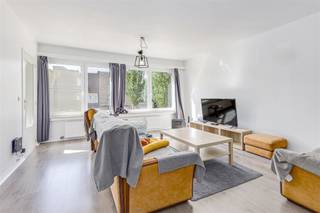 <p><span>Ruim appartement met 2 slaapkamers en een terras in Mortsel!</span></p><p><span> </span></p><p><span>Gelegen in een </span><span>rustige buurt</span><span> in Mortsel, dichtbij Fort 4 en op wandelafstand van het openbaar vervoer.</span></p><p><span>Momenteel verhuurd aan €874/ maand.</span></p><p><span> </span></p><p><span>Het appartement van liefst </span><span>97m²</span><span> (cfr. EPC) bevindt zich op de </span><span>1ste verdieping</span><span> van een verzorgd gebouw en verkeert in </span><span>zeer goede staat</span><span>. </span></p><p><span>Bij het betreden van het appartement komen we via de inkomhal in de ruime</span><span> living</span><span>. Hieruit komen we in de </span><span>volledig geïnstalleerde keuken</span><span>.  </span></p><p><span>De badkamer is apart en voorzien van een </span><span>ligbad en lavabo</span><span>, ook een </span><span>apart toilet</span><span> ontbreekt niet. </span></p><p><span>Achteraan bevinden zich </span><span>twee</span><span> </span><span>volwaardige slaapkamers</span><span>, met rechtstreekse toegang tot het</span><span> terras.</span><span> </span></p><p><span> </span></p><p><span>Indeling:</span></p><p><span> </span></p><p><span>- Inkomhal</span></p><p><span>- Ruime living</span></p><p><span>- Volledig geïnstalleerde keuken</span></p><p><span>- Badkamer met ligbad en lavabo</span></p><p><span>- Apart toilet</span></p><p><span>- Slaapkamer 1</span></p><p><span>- Slaapkamer 2</span></p><p><span>- Terras</span></p><p><span> </span></p><p><span>Bijzonderheden:</span></p><p><span> </span></p><p><span>- 97m² (cfr.EPC)</span></p><p><span>- Verhuurd</span></p><p><span>- EPC-label B</span></p><p><span>- Elektriciteit conform</span></p><p><span>- Geen asbest</span></p><p><span>- CV op gas</span></p><p><span>- Dubbele beglazing met PVC</span></p><p><span>- Kleinschalig gebouw = lage kosten</span></p><p><span> </span></p><p><span>Ben jij geïnteresseerd in dit appartement te koop in Mortsel, ben je op zoek naar ander vastgoed of wens je de waarde van jouw eigendom te kennen? Dan ben je bij BOLT immo aan het juiste adres! Wij helpen jou graag verder.</span><span> </span></p><p><span> </span></p>