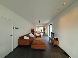 In het centrum van Aalter vind je deze prachtig afgewerkte driegevel villa. De woning voldoet aan de laatste nieuwe normen qua technieken en energiezuinigheid. Het huis is perfect gelegen met op fiets- en wandelafstand de nodige winkels, de scholen, het station, de markt enz.. De E40 en de Knokkebaan bereik je met de auto op een tweetal minuten waardoor je zo op weg bent richting Gent, Brussel en de Kust.<br />Tot de inrichting behoren op het gelijkvloers een inkomhal met toilet, een ruime living met ingerichte keuken en berging. Op de verdieping zijn er drie slaapkamers en een badkamer en op de tweede verdieping is er nog een master bedroom met ruime badkamer. Onthaasten kan je tenslotte doen in de grote tuin met terras en tuinberging.<br /><br /><span><strong>Gelijkvloers (79m2)</strong></span><br />Inkom/traphal met toilet - ruime living (49m2) met open ingerichte keuken met dubbele spoelbak, keramische kookplaat, frigo/diepvries, warmeluchtoven, microgolfoven en vaatwas - berging/wasplaats (6m2) met uitgietbak en warmtepomp - perfect georiënteerde tuin met namiddag en avondzon, ruim terras en tuinberging - naast de woning is er een grote oprit met ruime parkeermogelijkheden<br /><br /><span><strong>1ste Verdieping (60m2):</strong></span><br />Nacht/traphal met toilet - 3 slaapkamers (3 x 10m2) - badkamer met inloop/regendouche en meubel met dubbele lavabo en spiegelkast<br /><br /><span><strong>2de Verdieping (40m2):</strong></span><br />Berging (4m2) - master bedroom (14,5m2) - badkamer (11m2) met toilet, ligbad, inloop/regendouche en meubel met dubbele lavabo en spiegelkast<br /><br /><span><strong>Algemeen:</strong></span><br />- vrij vanaf 1/12/2026<br />- volledig afgewerkt: tuinaanleg, schilderwerken, verlichting<br />- overal vloerverwarming (met warmtepomp)<br />- 16 zonnepanelen<br />- E-peil: 1 (0 kWh/(m2 jaar)<br />- perfecte ligging tov winkels, scholen, E40, Expressweg, markt