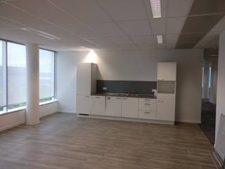 Modern offices for rent with lots of natural light. Restaurant available on site. Easily accessible by car and public transportation. Located at 2 minutes from the R0.<br /> <br /> Archives available: €60/m²/year<br /> Charges: €40/m²/year<br /> Taxes: €14/m²/year<br /> Parking OUT: €495/space/year<br /> Parking IN: €975/space/year