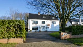 <p><span>Karaktervolle, energiezuinige (label C) villa met tal van mogelijkheden op toplocatie nabij Brugge.</span></p><p><span> </span></p><p><span>STARTPRIJS: Elk bod boven deze startprijs, wordt voorgelegd aan de eigenaars, die al dan niet kunnen in gaan op dit aanbod.</span></p><p><span> </span></p><p><span>Op een strategische invalsweg richting Brugge bevindt zich deze charmante en instapklare villa, die tot 2022 met succes werd uitgebaat als B&amp;B. </span></p><p><span> </span></p><p><span>Dankzij haar doordachte indeling en royale ruimte is deze eigendom perfect geschikt voor wie opnieuw een B&amp;B wil opstarten, maar ook ideaal voor een kangoeroewoning, vrij beroep of wie simpelweg op zoek is naar een ruime en stijlvolle gezinswoning.</span></p><p><span> </span></p><p><span>Bij het binnenkomen wordt u verwelkomd in een warme, lichtrijke leefruimte met open haard. Aansluitend vindt u een tweede gezellige zithoek met veranda die uitkijkt op de mooi aangelegde tuin.</span></p><p><span> </span></p><p><span>De volledig uitgeruste keuken biedt alle comfort en sluit naadloos aan op de leefruimtes. Op het gelijkvloers bevindt zich eveneens een bureauruimte, ideaal voor thuiswerk of een zelfstandige activiteit. </span></p><p><span> </span></p><p><span>Op de verdieping bevinden zich nog meerdere slaapkamers en badkamers. Wat deze woning uitermate geschikt maakt voor grote gezinnen of het ontvangen van gasten in een B&amp;B-formule.</span></p><p><span> </span></p><p><span>Buiten geniet u van een aangename tuin en een ruime oprit met parkeergelegenheid voor meerdere wagens. Daarnaast beschikt de woning over een garage en praktische bergruimtes.</span></p><p><span> </span></p><p><span>Een veelzijdige eigendom met tal van mogelijkheden op een uitstekende locatie nabij Brugge.</span></p><p><span> </span></p><p><span> Contacteer Lorenzo voor een bezoek: 0492 08 08 08  lorenzo@correctvastgoed.be</span></p><p><span> </span></p><p><span> Online schattingstool: https://www.correctvastgoed.be/schatting</span></p><p><span> </span></p>