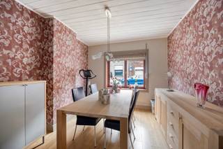 <strong>Een bezoek kan enkel telefonisch ingepland worden op het nummer 0496 07 89 48.<br /><br />Instapklare woning met o.a. een bewoonbare oppervlakte van 175 m², 3 slaapkamers, rustige ligging en aangename tuin. EPC label C. Watertoets A/A.</strong><br /><br />De woning beschikt op het gelijkvloers over een woonkamer, zitruimte, keuken en berging.<br /><br />Op de eerste verdieping bevindt zich een nachthal, 2 slaapkamers (waarvan één met dressing) en een badkamer. <br /><br />De tweede verdieping is toegankelijk met een vaste trap en bestaat uit een ruime slaapkamer. <br /><br />De woning beschikt over een goede verkeerstechnische ligging t.o.v. station, E40, winkels, scholen, restaurants, openbaar vervoer, etc. <br /><br />Interesse? Bel naar 0496 07 89 48.