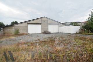 Loods/magazijn (1525 m²) met bureel (48 m²) en niet-overdekte parking (610 m²). De loods is niet-geisoleerd en niet verwarmd...