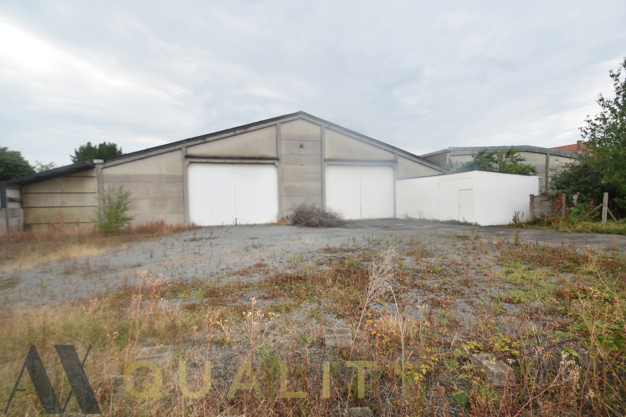 Loods/magazijn (1525 m²) met bureel (48 m²) en niet-overdekte parking (610 m²). - foto 2