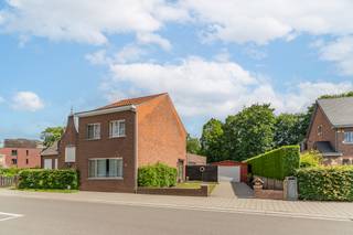 Bent u op zoek naar een woning die u volledig naar eigen smaak kunt renoveren? Dan is deze gezinswoning, gelegen op een perceel van ca. 517 m² nabij het centrum van Beerse, zeker een bezoek waard.<br /><br />Bij het betreden van de woning komt u in de ruime leefruimte, die aansluit op de praktische keuken. Verder bevinden zich op het gelijkvloers een badkamer, een apart toilet en een veelzijdige kamer die perfect kan dienen als slaapkamer, bureau of hobbyruimte.<br /><br />Op de eerste verdieping vindt u nog twee volwaardige slaapkamers.<br /><br />Daarnaast beschikt de woning over een praktische kelder<br /><br />Buiten geniet u van een aangename tuin met een praktische een garage, ideaal als extra bergruimte of werkplaats.