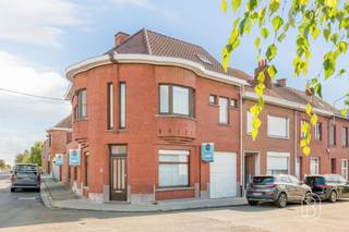 Grote en stevige woning op slechts een steenworp afstand van het dorpscentrum.Dit huis, dat in uitstekende staat verkeert maar wel gerenoveerd moet worden, is als volgt ingedeeld.BEGANE GROND: Een hal die toegang geeft tot een zithoek, een woonruimte met een woonkamer die uitkomt op een ingerichte keuken, een badkamer, een veranda, twee garages en een tuin met een zeer gunstige ligging.VERDIEPING: Een overloop die toegang geeft tot drie slaapkamers.ZOLDER: Een ruime ruimte die geschikt is voor de inrichting van twee extra grote slaapkamers.