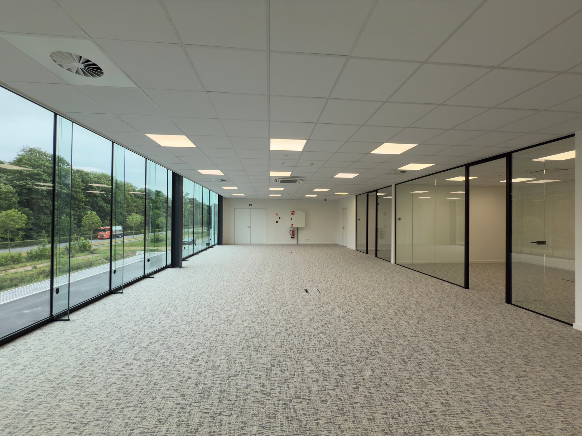 KMO unit 260 m² met kantoor 296m² te Olsene vlak aan E17 - foto 3