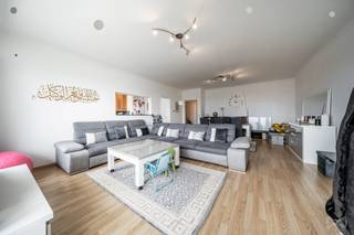 <p><span>We Invest heeft het genoegen u dit appartement in uitstekende staat voor te stellen, gelegen op een steenworp afstand van het Scheutbospark. De ligging is strategisch, met onmiddellijke nabijheid van het openbaar vervoer en alle voorzieningen. Het appartement heeft een oppervlakte van meer dan 110 m² en bevindt zich op de 23e verdieping, met een prachtig uitzicht op het stadscentrum en aan de achterzijde op een groen park.</span></p>
<p><span>Het gebouw wordt zeer goed beheerd (schoonmaak, conciërge, ...). Het appartement is als volgt ingedeeld: inkomhal, lichtrijke woonkamer, ingerichte keuken, terras aan de voorgevel, nachthal, toilet, twee ruime slaapkamers waarvan één met terras aan de achtergevel, badkamer met ligbad en douche.</span></p>
<p><span>Een kelder vervolledigt dit pand, evenals een afgesloten garagebox (+ €25.000). Het appartement is niet energieverslindend (EPC D).</span></p>
<p><span>Info en bezoeken: </span><span>maxime.l@weinvest.be</span><span> | 02 315 77 22</span></p>