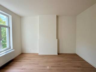 <p><span>GENT </span><span>- Ben je op zoek naar een ruim duplex appartement met 3 slaapkamers op een centrale ligging te Gent?</span></p><p><span>Dan is dit appartement misschien iets voor u.</span></p><p><span> </span></p><p><span>De belangrijkste troeven in een notendop:</span></p><ul><li><span>Energiezuinig gerenoveerd appartement (EPC B)</span></li><li><span>Lichtrijk duplex appartement</span></li><li><span>Aangename ligging aan de Hagelandkaai, vlak bij het water en Portus Ganda</span></li><li><span>Vlotte bereikbaarheid met openbaar vervoer en station Gent-Dampoort op wandelafstand</span></li></ul><p><span> </span></p><p><span>Zo ziet het appartement eruit:</span></p><p><span>Het appartement is gelegen op de derde verdieping van het gebouw, zonder lift.<br />Via de inkomhal heeft u toegang tot een eerste slaapkamer, een badkamer met toilet en de leefruimte met open keuken, uitgerust met koelkast en vaatwasmachine.<br />Vanuit de leefruimte leidt een vaste trap naar de zolderverdieping. Hier bevinden zich nog 2 slaapkamers, een apart toilet en een tweede badkamer. </span></p><p><span>Belangrijk:</span><span><br />Beschikbaar vanaf: 1/10/2026<br />Huurprijs: € 1490<br />EPC: B (105 kWh/m2)</span></p><p><span>Voor een bezoek ter plaatse, vul zeker uw huurdersprofiel via onze website.</span></p>