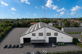 Magazijn met geplande renovatiewerken, beschikbaar vanaf <strong>1.000 m² tot 3.950 m²</strong>.<br /><br />Aan de Wiedauwkaai in Gent komt een ruim magazijn van <strong>3.950 m²</strong> beschikbaar voor verhuur. Het pand biedt een grote flexibiliteit dankzij de mogelijkheid om het magazijn in zijn totaliteit te huren of op te delen in twee afzonderlijke units.<br /><br />De volgende oppervlaktes zijn mogelijk:
<ul>
<li><strong>1.000 m²</strong></li>
<li><strong>1.975 m²</strong></li>
<li><strong>2.950 m²</strong></li>
<li><strong>3.950 m²</strong></li>
</ul>
Dankzij de indrukwekkende nokhoogte van 14 meter is het magazijn bijzonder geschikt voor opslag, logistiek en diverse andere bedrijfsactiviteiten waarbij ruimte en volume centraal staan.<br /><br /><strong>Renovatie en afwerking</strong><br />De renovatiewerken aan het magazijn zijn gepland. Het pand zal hierdoor worden gerenoveerd en in een verzorgde, instapklare staat worden aangeboden.<br />Daarnaast is er ruimte voor overleg met de eigenaar over eventuele verfraaiings- of aanpassingswerken, afgestemd op de specifieke noden en activiteiten van de toekomstige huurder.<br /><br />Deze ruimte is perfect voor bedrijven die behoefte hebben aan een flexibele en veilige opslag- of werkruimte.<br />Voor meer informatie of het plannen van een bezichtiging, neem vandaag nog contact met <strong>Simon De goque</strong> op voor meer informatie of een bezichtiging. <br /><u><em>Tel: +32 473 37 55 50 <br />Mail: simon.dg@kmovastgoed.be</em></u>