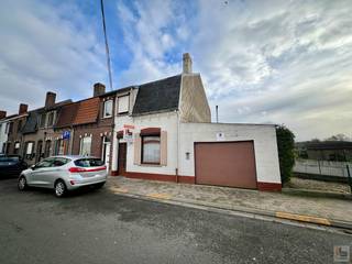 Dit te renoveren huis kan u terugvinden in de Wolfabriekstraat 24 te 9700 Oudenaarde, in een rustige buurt met een goede verbinding richting centrum Oudenaarde en Ronse. Indeling woning: Inkom, salon, leefruimte, keuken, hal, ruime berging , badkamer en garage met automatische poort. Op de verdieping zijn er 2 Slaapkamers. De woning beschikt ook over een klein tuintje (die kan uitgebreid worden) en overdekt terras. <br /><br />Ideaal renovatie project, toffe buurt en veel potentieel! <br />EPC: F<br />Interesse? Contacteer JENS 0488 98 13 30 of jens@immoboss.be 