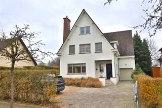 Prachtige alleenstaande woning te huur (*Huurcontract korte duur 1 jaar*) Gelegen op Hoog-Kortrijk vinden we deze ruime alleenstaande woning. De...