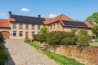 Karaktervol landhuis met eclectische charme, royale leefruimtes en prachtig groen uitzicht in Brakel!Bezoeknamiddag 31/10 van 14u30 tot 17u op inschrijving.Sommige woningen bezoek je. Andere beleef je.In het groene, landelijke decor van Brakel ontdek je deze bijzondere villa, waar rust, ruimte en karakter samenkomen. Een landhuis met een eigen ziel, waar landelijke charme, Franse kasteelinvloeden en verfijnde oosterse accenten elkaar ontmoeten in een verrassend eclectisch geheel. De combinatie van warme materialen, bijzondere details en uiteenlopende stijlinvloeden geeft deze woning een unieke uitstraling. Een plek waar authenticiteit en hedendaags wooncomfort hand in hand gaan.Indeling:Gelijkvloers: Een royale inkomhal biedt toegang tot een praktische bureauruimte, ideaal voor een vrij beroep, en een gastentoilet. De indrukwekkende, lichtrijke leefruimte met hoge plafonds en grote raampartijen creëert een prachtig samenspel tussen binnen en buiten. Aansluitend bevindt zich een tweede bureel met karaktervolle, gefreesde leistenen tegels die een elegante kasteelsfeer oproepen. Verder beschikt het gelijkvloers over een ruime keuken, bijkeuken, badkamer en een tweede volwaardige leefruimte. Twee sfeervolle salons met elk een eigen karakter, waar gezellig samenzijn en heerlijk tot rust komen elkaar afwisselen. Ook gelijkvloers wonen behoort tot de mogelijkheden.Eerste verdieping: 4 ruime slaapkamers, waaronder een lichtrijke mastersuite met dressing, en-suitebadkamer en privéwellness met infraroodcabine. Vanuit deze suite bereik je het royale privéterras met een prachtig uitzicht over de groene Brakelse velden.Zolder: Ruime zolderverdieping over het volledige dakoppervlak, ideaal als bijkomende opbergruimte.Tuin: De groene omgeving vormt een verlengstuk van de woning. Vanuit verschillende leefruimtes geniet je van een aangename verbinding met buiten, terwijl de tuin uitnodigt om in alle rust van het landelijke leven te genieten.Technisch: EPC-label B, conforme elektriciteit, gedeeltelijke nieuwbouw uit 2011, regenwaterput en aansluiting op de openbare riolering.Een woning waar verschillende stijlen en verhalen samenkomen, met de warmte van een echte thuis en de rust van het Brakelse platteland.Sommige plekken laten zich moeilijk in woorden vatten. Dit is er zo één. Laat je verrassen en plan jouw persoonlijke bezichtiging!Bezoek na afspraak met Immo Beguin, jouw vastgoedexpert sinds 2009.✉️ emmy@immobeguin.be