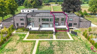 Deze ongewone woning triggert de zinnen : een volledig instapklare woning (spiksplinternieuw!) met een moderne afwerking en met op het gelijkvloers al een aparte slaapkamer/bureauruimte in een niet te evenare omgeving? U heeft ze gevonden!<br /><br />Grote raampartijen aan voor- en achterzijde zorgen voor een overvloed aan natuurlijk licht en versterken het open en luchtige gevoel van de woning.<br /><br />De leefruimte is afgewerkt met een lichte parketvloer en loopt naadloos over in de ruime, nog te installeren keuken. Alle voorzieningen zijn reeds aanwezig voor een kookeiland met spoelbak enz; een aparte berging bevindt zich langs de keuken. Aansluitend bevindt zich het terras aan de voorzijde, toegankelijk via zowel de schuifdeur in de keuken als via de hal. <br /><br />Ook aan de achterzijde werd een tweede terras voorzien, zodat je op elk moment van de dag van de zon kunt genieten.<br /><br />Op het gelijkvloers is er tevens een gastentoilet aanwezig, met de nodige aansluitingen om er nog een handenwasser te plaatsen.<br /><br />Een verdieping hoger bevinden er zich 3 ruime slaapkamers en aan badkamer; een tweede berging zorgt voor voldoende opbergplaats of kan dienst doen als dressing.<br /><br />Deze woning is volledig onderkelderd , heeft een inpandige garage : toegankelijk via de achterzijde.<br /><br />Wonen in dit éénmalige luxe-project is de parel op de kers voor eigenaars die houden van een rustige groene omgeving (met uitzicht op een paardenweide) maar toch geen onderhoud aan de tuin willen; deze woning heeft immers enkel terrassen in eigen gebruik; de prachtige gemeenschappelijke tuin aan de voorzijde geeft de eeuwige illusie om altijd op verlof te zijn!<br /><br />Het domein is omheind en bezoekers bellen vooraan aan en kunnen dan pas toegang krijgen tot de eigen voordeur.<br /><br />De woningen in dit residentiële park hebben een uitstekende afwerking en zijn voorzien van zonnepanelen; verwarming is op aardgas.<br /><br />Met een directe verbinding naar de autosnelweg en winkels is de cirkel rond : exclusief wonen op een uitzonderlijke plek en verkoop onder registratie ipv BTW maken het plaatje compleet!<br /><br />Pluspunten:<br />- exclusief woonpark = zo vind je geen 2de!!<br />- Zonnepanelen aanwezig<br />- Ruim<br />- Volledige “nieuwbouw” met hoogwaardige afwerking<br />- Grote leefruimte<br />- Twee ruime terrassen en veel lichtinval<br />- 4 slaapkamers <br />- Strakke, hoogwaardige afwerking <br />- Ideale locatie<br />- 2% registratierecht i.p.v. 21% BTW<br />- Inpandige garage en kelder met bergruimte<br />- Topligging nabij natuur én autosnelwegen<br /><br /><span>Maatregelen opgenomen in het Maatregelenregister: nee</span><br /><br />Voor een bezichtiging of meer informatie, bel ons op 078/78.78.70 of spring gerust eens binnen in ons kantoor – je bent altijd welkom!