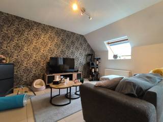 Jong, modern en lichtrijk 2-slaapkamerappartement op het gezellige ingerichte kerkplein van Helkijn! Omvat: Inkom, toilet, badkamer met ....,...