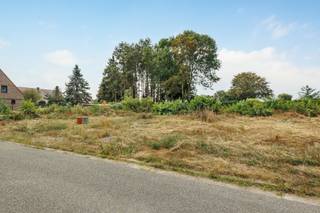 <p><span>Dit perceel van 518 m² is gelegen aan de hoek van de Meistraat en Strunkelstraat in Witgoor, Dessel. De rustige en aangename woonomgeving vormt een mooie uitvalsbasis voor wie een eigen woning wil bouwen met voldoende ruimte rondom.</span></p>
<p><span>Met een straatbreedte van 19,78 meter en een westelijke oriëntatie biedt het perceel verschillende mogelijkheden voor een aangename woning met tuin. De voorziene bouwzone bedraagt circa 14 meter breed en 9 meter diep. Dankzij de bestemming voor open bebouwing blijft er bovendien ruimte rondom de woning behouden.</span></p>
<p><span>Het perceel maakt deel uit van een goedgekeurde verkaveling. De nutsvoorzieningen zijn reeds voorzien, waardoor u een goede uitgangspositie heeft om zonder een langdurig voortraject aan uw bouwproject te beginnen.</span></p>
<p><span>Troeven:</span><br /><span>• 518 m² bouwgrond voor open bebouwing</span><br /><span>• Brede perceelzijde van 19,78 meter</span><br /><span>• Westelijke oriëntatie</span><br /><span>• Bouwmogelijkheden van 14 x 9 meter</span><br /><span>• Goedgekeurde verkaveling en nutsvoorzieningen reeds voorzien</span></p>