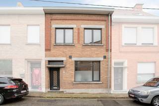 Op zoek naar een instapklare woning die een modern interieur combineert met de technologie van morgen? Deze in 2023 prachtig gerenoveerde woning in de Rootputstraat biedt het allemaal. Dankzij de warmtepomp, zonnepanelen en een thuisbatterij ben je hier volledig klaar voor een energiezuinige toekomst.<br /><br />Binnenkomen doe je via de inkom met gastentoilet en een praktische wasberging. Aansluitend vind je de eerste badkamer met inloopdouche, stortbad en dubbele lavabo. Het absolute hoogtepunt is er de indrukwekkende, lichtrijke leefruimte met een moderne open keuken. Dankzij de grote raampartijen en de lichtkoepel stroomt het daglicht binnen. De schuifdeur biedt toegang tot de gezellige tuin met zonneterras, waar de achtergevel stijlvol is afgewerkt met hoogwaardige isolatie en hout.<br /><br />Op de eerste verdieping bevinden zich twee ruime slaapkamers en een handige tweede badkamer (wastafelmeubel reeds aanwezig). De zolderverdieping is de absolute kers op de taart: een sfeervolle, riante masterbedroom.<br /><br />Je woont hier in een rustige, doodlopende straat met quasi altijd parkeerplek voor de deur. Toch geniet je van een vlotte bereikbaarheid naar het centrum van Kortrijk en belangrijke invalswegen. Natuurliefhebber? Via het Jagerspad sta je meteen in het groen voor een wandeling of fietstocht langs de Leie.<br /><br />Enkel nog een likje verf en de laatste details naar eigen smaak afwerken. Plan snel je bezoek en laat je verrassen door de ruimte!<br /><br />Bestuursmaatregelen in het maatregelenregister: nee