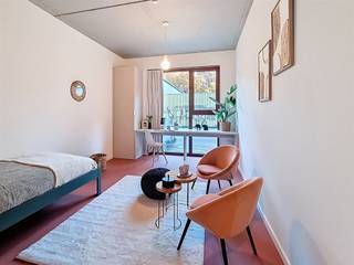 <p><span>GEMEUBILEERDE STUDENTENKAMER TE ANTWERPEN</span></p><p><span> </span></p><p><span>Residentie John Martin is gelegen in de Tulpstraat/Klamperstraat te 2060 Antwerpen. De naam van de residentie is een verwijzing naar de voormalige brouwerij. Een grote troef is de vlotte verbinding naar verschillende hogescholen en universiteiten. Leuk detail is de nabijheid van Park Spoor Noord. Een ware oase om te onstpannen, te sporten, te spelen of te genieten in de gezellige zomerbar. Verder bevinden wij ons op wandel- en fietsafstand van Het Eilandje, het bruisende stadscentrum en openbaar vervoer. </span></p><p><span> </span></p><p><span>De eigentijdse en volledig uitgeruste studentenkamers zijn verspreid over de gelijkvloerse, eerste, tweede en derde verdieping. De kamers zijn geschilderd, voorzien van lichtarmaturen, het nodige meubilair (bed inclusief lattenbodem, een kleerkast, een boekenkast en een bureau), je eigen sanitaire voorzieningen (een douche, een lavabo met spiegel en een toilet), ... Kortom enkel je persoonlijke spullen ontbreken om hier je tweede thuis te creëren. </span></p><p><span> </span></p><p><span>Naast een comfortabele studentenkamer zijn er ook verschillende gemeenschappelijke ruimtes zoals de volledig uitgeruste keukens, een ruime woonkamer en een fietsenstalling. </span></p><p><span> </span></p><p><span>Troeven op een rij: </span></p><ul><li><span>Aanwezigheid van een lift</span></li><li><span>Kleinschalige residentie met 28 koten</span></li><li><span>Eigen badkamer met douche, lavabo en toilet</span></li><li><span>Volledig gemeubeld (bed, bureau, kleerkast, boekenrek, verlichting)</span></li><li><span>Divers aanbod, kamers vanaf 500,00 euro/maand + 80,00 euro algemene onkosten/maand</span></li></ul><p><span> </span></p><p><span>Wenst u meer info of bent u nieuwsgierig om deze knappe studentenkamers te ontdekken? Aarzel niet en vraag snel een bezoek aan via <span>info@pillar.estate</span></span><span> of 033 695 695. </span></p><p><span> </span></p><p><span>Tot binnenkort! </span></p><p><span> </span></p>