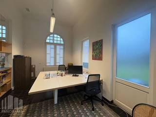 Karaktervol kantoor van 650 m² te huur in een voormalig stationsgebouw in Sint-Denijs-Westrem, vlak bij de Kortrijksesteenweg en de E40. Dankzij deze uitstekende ligging geniet het pand van een uitstekende bereikbaarheid, zowel met de wagen als met het openbaar vervoer.<br /><br />De karaktervolle kantoorruimte combineert authentieke elementen met een praktische indeling. Het gebouw beschikt over een aangename inkomhal, een ruime open space, 4 vergaderzalen of afzonderlijke burelen en 2 kitchenettes. De verschillende ruimtes bieden tal van mogelijkheden voor een flexibele inrichting. Een extra troef is de grote tuin, die zorgt voor een aangename buitenruimte. Bovendien zijn er voldoende parkeermogelijkheden voor de deur.<br /><br />Neem vandaag nog contact op met PANORAMA B2B GENT KANTOREN voor meer informatie of om een vrijblijvend plaatsbezoek in te plannen via het nummer 0477 44 39 30.